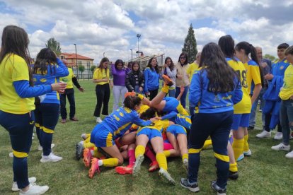 El CD San Esteban de alza con la Copa Diputación femenina de Soria tras imponerse al San José B en los penaltis. ANA HERNANDO