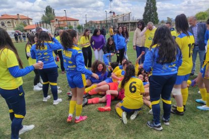 El CD San Esteban de alza con la Copa Diputación femenina de Soria tras imponerse al San José B en los penaltis. ANA HERNANDO