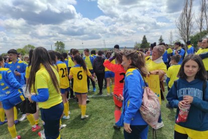 El CD San Esteban de alza con la Copa Diputación femenina de Soria tras imponerse al San José B en los penaltis. ANA HERNANDO