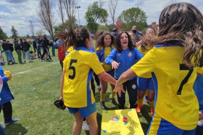 El CD San Esteban de alza con la Copa Diputación femenina de Soria tras imponerse al San José B en los penaltis. ANA HERNANDO