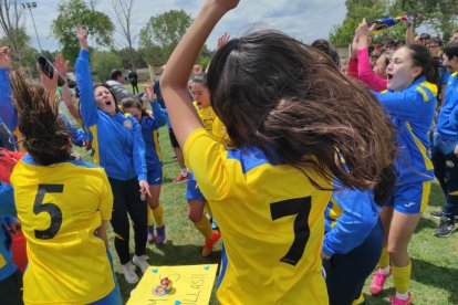 El CD San Esteban de alza con la Copa Diputación femenina de Soria tras imponerse al San José B en los penaltis. ANA HERNANDO