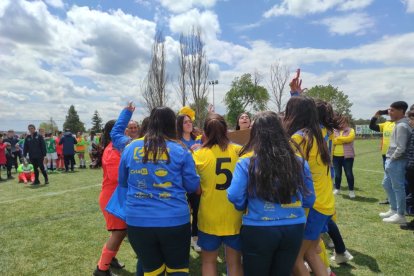 El CD San Esteban de alza con la Copa Diputación femenina de Soria tras imponerse al San José B en los penaltis. ANA HERNANDO