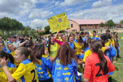 El CD San Esteban de alza con la Copa Diputación femenina de Soria tras imponerse al San José B en los penaltis. ANA HERNANDO