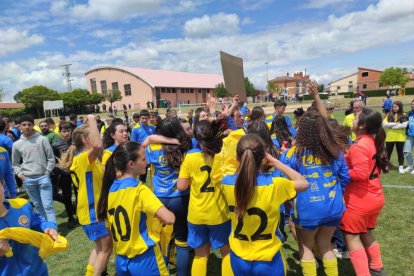 El CD San Esteban de alza con la Copa Diputación femenina de Soria tras imponerse al San José B en los penaltis. ANA HERNANDO
