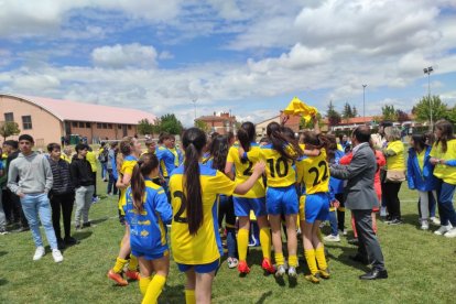 El CD San Esteban de alza con la Copa Diputación femenina de Soria tras imponerse al San José B en los penaltis. ANA HERNANDO