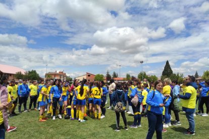 El CD San Esteban de alza con la Copa Diputación femenina de Soria tras imponerse al San José B en los penaltis. ANA HERNANDO