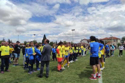 El CD San Esteban de alza con la Copa Diputación femenina de Soria tras imponerse al San José B en los penaltis. ANA HERNANDO