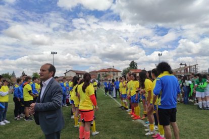 El CD San Esteban de alza con la Copa Diputación femenina de Soria tras imponerse al San José B en los penaltis. ANA HERNANDO