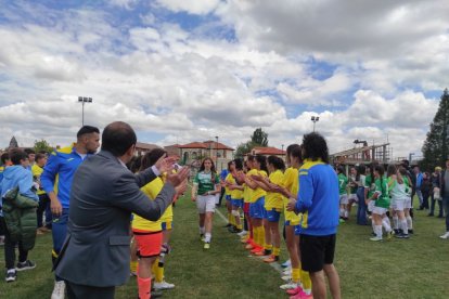 El CD San Esteban de alza con la Copa Diputación femenina de Soria tras imponerse al San José B en los penaltis. ANA HERNANDO