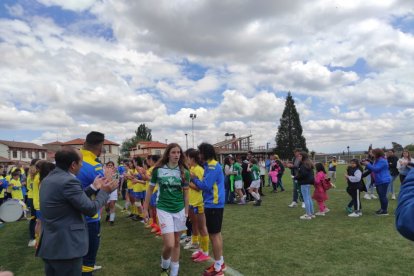 El CD San Esteban de alza con la Copa Diputación femenina de Soria tras imponerse al San José B en los penaltis. ANA HERNANDO