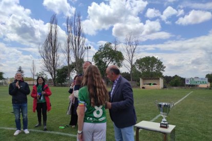 El CD San Esteban de alza con la Copa Diputación femenina de Soria tras imponerse al San José B en los penaltis. ANA HERNANDO