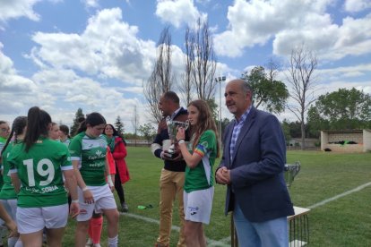 El CD San Esteban de alza con la Copa Diputación femenina de Soria tras imponerse al San José B en los penaltis. ANA HERNANDO