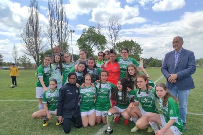 El CD San Esteban de alza con la Copa Diputación femenina de Soria tras imponerse al San José B en los penaltis. ANA HERNANDO