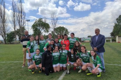 El CD San Esteban de alza con la Copa Diputación femenina de Soria tras imponerse al San José B en los penaltis. ANA HERNANDO