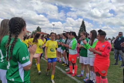 El CD San Esteban de alza con la Copa Diputación femenina de Soria tras imponerse al San José B en los penaltis. ANA HERNANDO