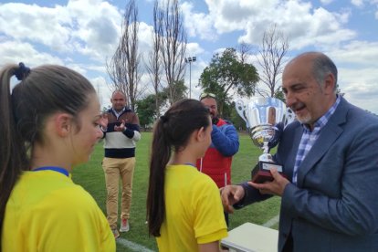 El CD San Esteban de alza con la Copa Diputación femenina de Soria tras imponerse al San José B en los penaltis. ANA HERNANDO