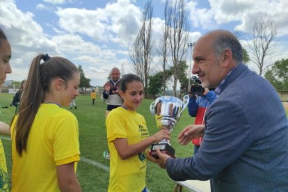 El CD San Esteban de alza con la Copa Diputación femenina de Soria tras imponerse al San José B en los penaltis. ANA HERNANDO