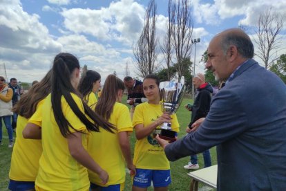 El CD San Esteban de alza con la Copa Diputación femenina de Soria tras imponerse al San José B en los penaltis. ANA HERNANDO