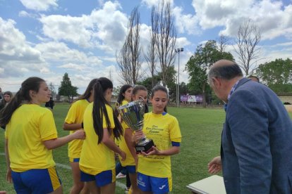 El CD San Esteban de alza con la Copa Diputación femenina de Soria tras imponerse al San José B en los penaltis. ANA HERNANDO