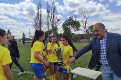 El CD San Esteban de alza con la Copa Diputación femenina de Soria tras imponerse al San José B en los penaltis. ANA HERNANDO
