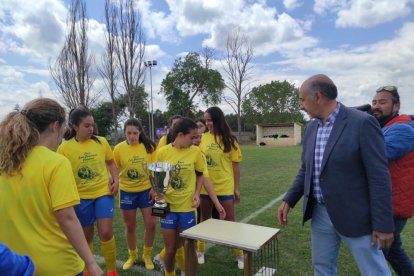 El CD San Esteban de alza con la Copa Diputación femenina de Soria tras imponerse al San José B en los penaltis. ANA HERNANDO