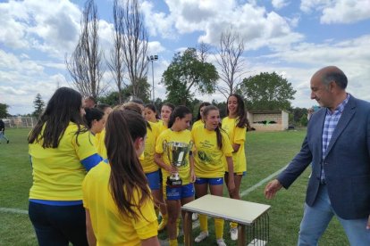 El CD San Esteban de alza con la Copa Diputación femenina de Soria tras imponerse al San José B en los penaltis. ANA HERNANDO