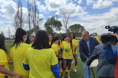 El CD San Esteban de alza con la Copa Diputación femenina de Soria tras imponerse al San José B en los penaltis. ANA HERNANDO