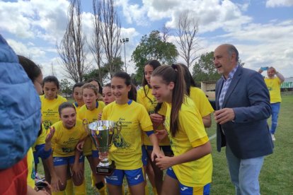 El CD San Esteban de alza con la Copa Diputación femenina de Soria tras imponerse al San José B en los penaltis. ANA HERNANDO