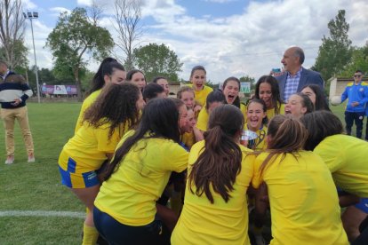 El CD San Esteban de alza con la Copa Diputación femenina de Soria tras imponerse al San José B en los penaltis. ANA HERNANDO
