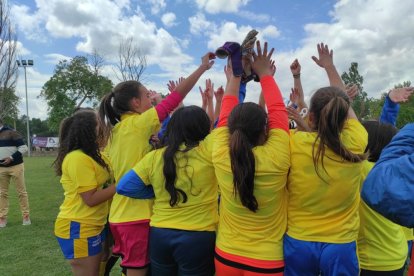 El CD San Esteban de alza con la Copa Diputación femenina de Soria tras imponerse al San José B en los penaltis. ANA HERNANDO