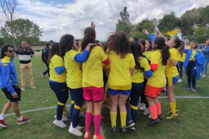 El CD San Esteban de alza con la Copa Diputación femenina de Soria tras imponerse al San José B en los penaltis. ANA HERNANDO