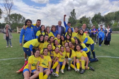 El CD San Esteban de alza con la Copa Diputación femenina de Soria tras imponerse al San José B en los penaltis. ANA HERNANDO