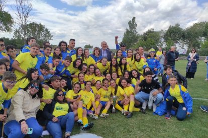 El CD San Esteban de alza con la Copa Diputación femenina de Soria tras imponerse al San José B en los penaltis. ANA HERNANDO