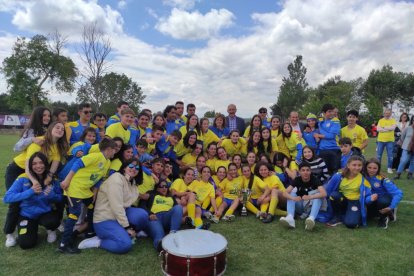 El CD San Esteban de alza con la Copa Diputación femenina de Soria tras imponerse al San José B en los penaltis. ANA HERNANDO