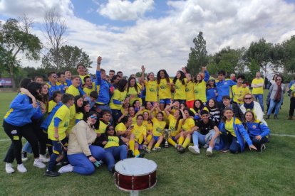 El CD San Esteban de alza con la Copa Diputación femenina de Soria tras imponerse al San José B en los penaltis. ANA HERNANDO