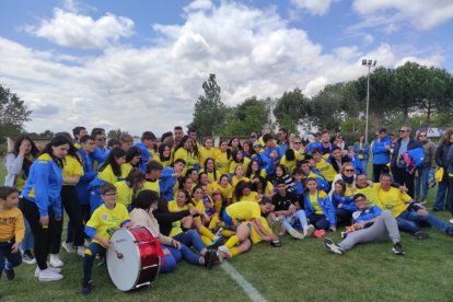 El CD San Esteban de alza con la Copa Diputación femenina de Soria tras imponerse al San José B en los penaltis. ANA HERNANDO