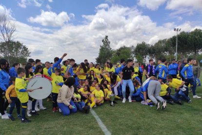El CD San Esteban de alza con la Copa Diputación femenina de Soria tras imponerse al San José B en los penaltis. ANA HERNANDO