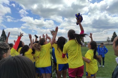 El CD San Esteban de alza con la Copa Diputación femenina de Soria tras imponerse al San José B en los penaltis. ANA HERNANDO