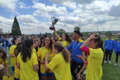 El CD San Esteban de alza con la Copa Diputación femenina de Soria tras imponerse al San José B en los penaltis. ANA HERNANDO