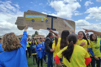 El CD San Esteban de alza con la Copa Diputación femenina de Soria tras imponerse al San José B en los penaltis. ANA HERNANDO