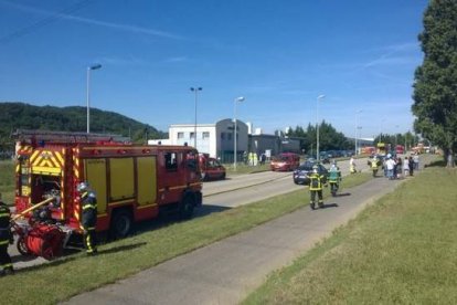 Servicios de emergencia en el exterior de la fábrica de gas donde se ha producido el atentado cerca de Grenoble (Francia).