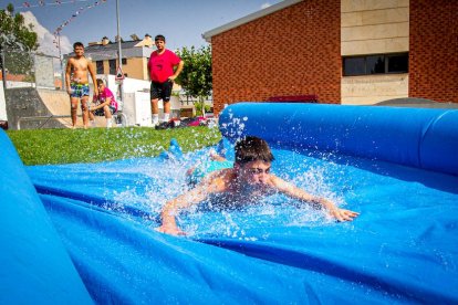 Parque acuático en las fiestas de Golmayo Camaretas - MARIO TEJEDOR (17)