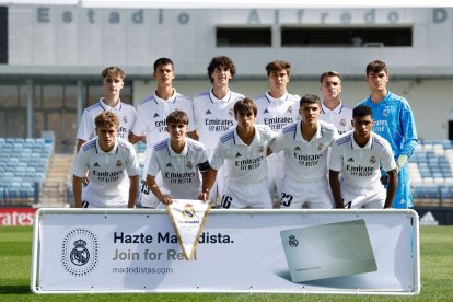 César Palacios, de pie a la izquierda de la imagen, en un once con el juvenil del Real Madrid que participa en la Yout League. Real Madrid