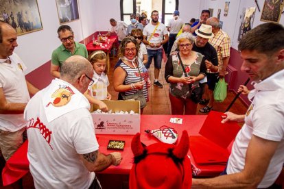 Reparto de la tajada en crudo esta mañana.-MARIO TEJEDOR
