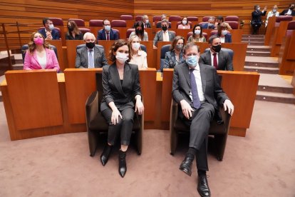 Isabel Díaz Ayuso y Mariano Rajoy en la toma de posesión de Mañueco. Detrás, de izquierda a derecha, Santiago Abascal, Cuca Gamarra, Ana Pastor, José Luis Concepción, y Virginia Barcones, ICAL