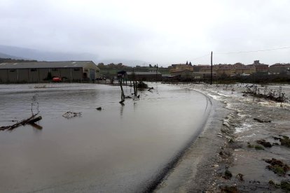 Agua cruzando una carretera en Duruelo.RAQUEL FERNÁNDEZ