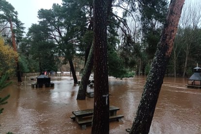 Zona inundada en Covaleda tras las últimas lluvias y el deshielo. CAMPING REFUGIO DE PESCADORES DE COVALEDA