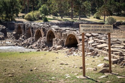 El embalse de Cuerda del Pozo y el puente de Vinuesa, imagen de la sequía. GONZALO MONTESEGURO