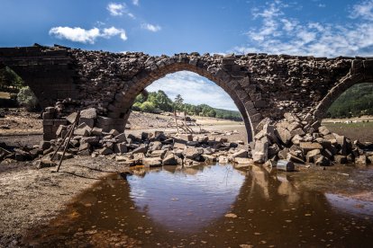El embalse de Cuerda del Pozo y el puente de Vinuesa, imagen de la sequía. GONZALO MONTESEGURO