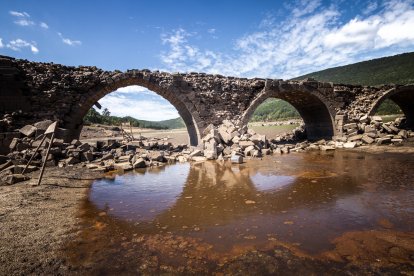 El embalse de Cuerda del Pozo y el puente de Vinuesa, imagen de la sequía. GONZALO MONTESEGURO